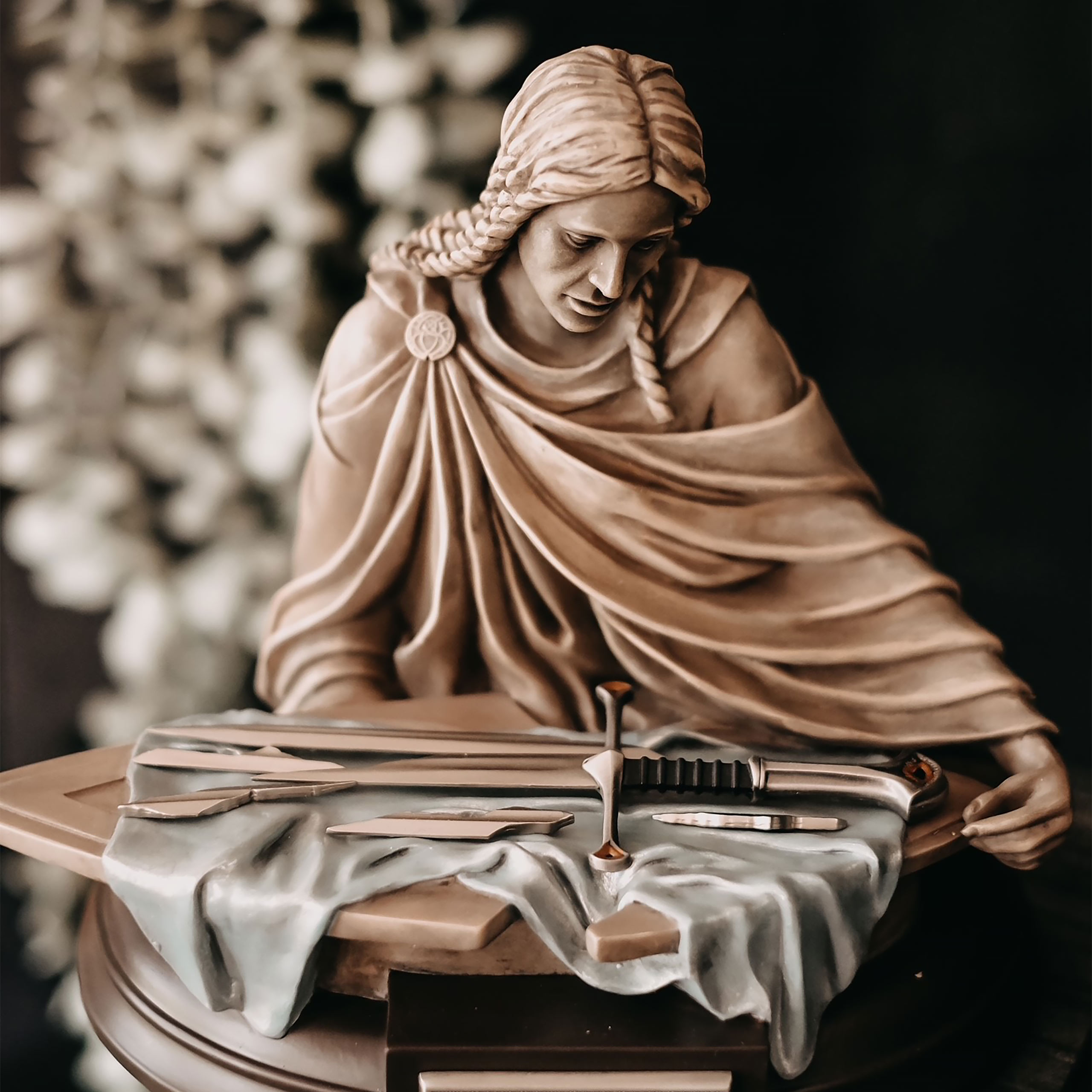 The Lord of the Rings - Narsil's Broken Blade with Statue 1:5