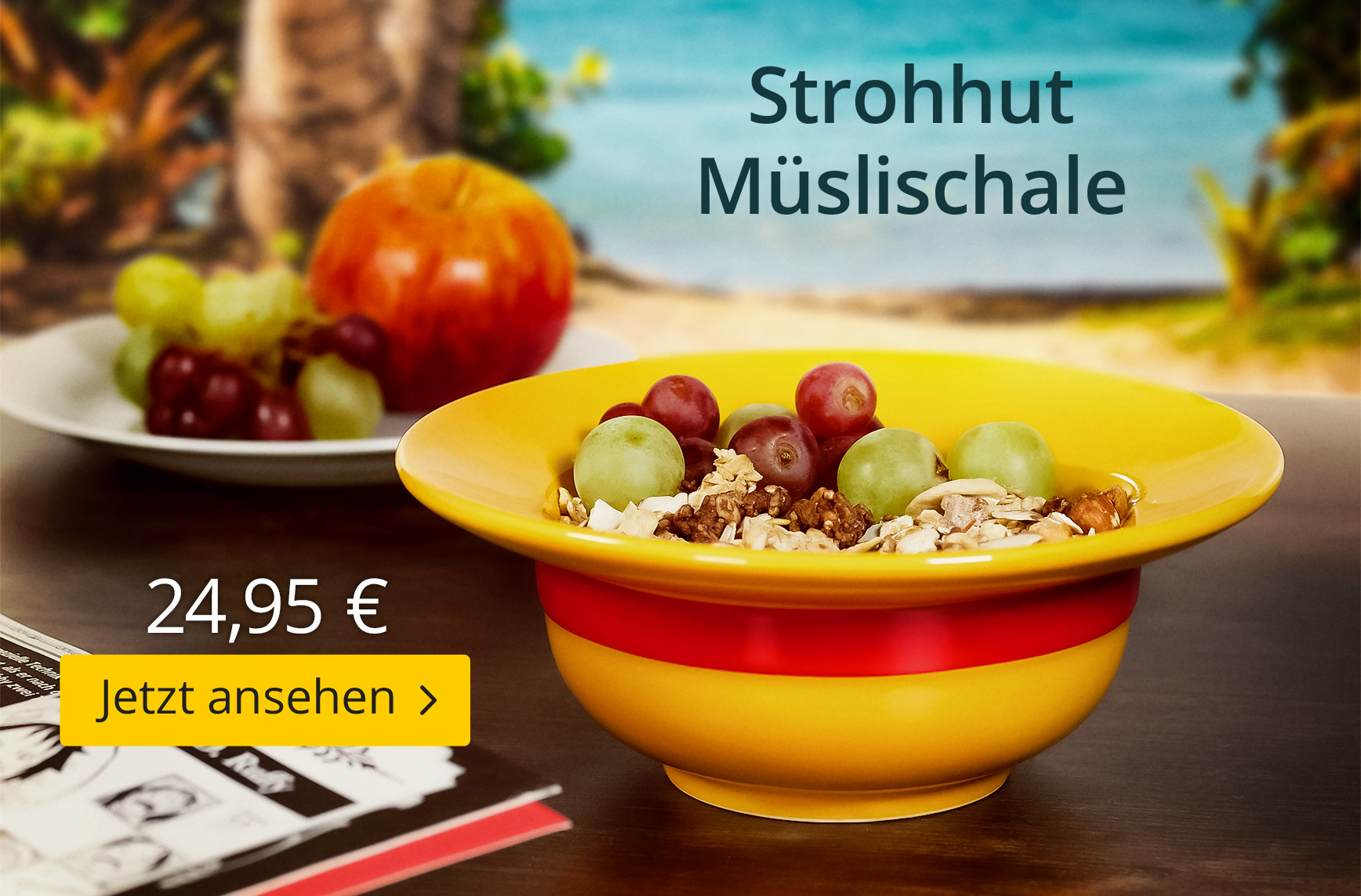 Eine gelbe Müslischale im Design von Ruffys Strohhut aus One Piece steht auf einem Tisch und ist mit Müsli und Weintrauben gefüllt. Im Hintergrund sind tropische Elemente und Obst zu sehen. Text: Strohhut Müslischale, 24,95 Euro, Jetzt ansehen.