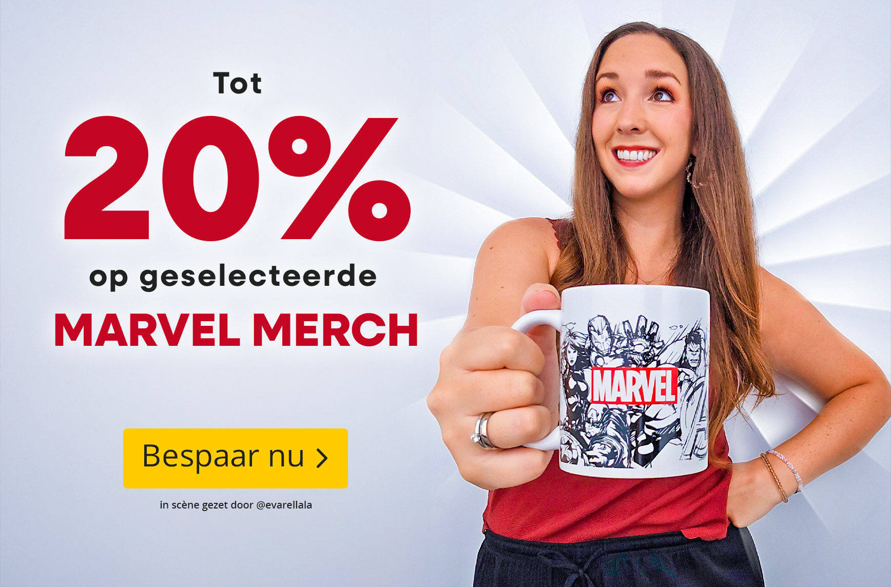 Vrouw houdt een Marvel-mok met stripillustraties naar voren en glimlacht. Tekst: Tot 20% korting op geselecteerde Marvel merch, Nu besparen.
