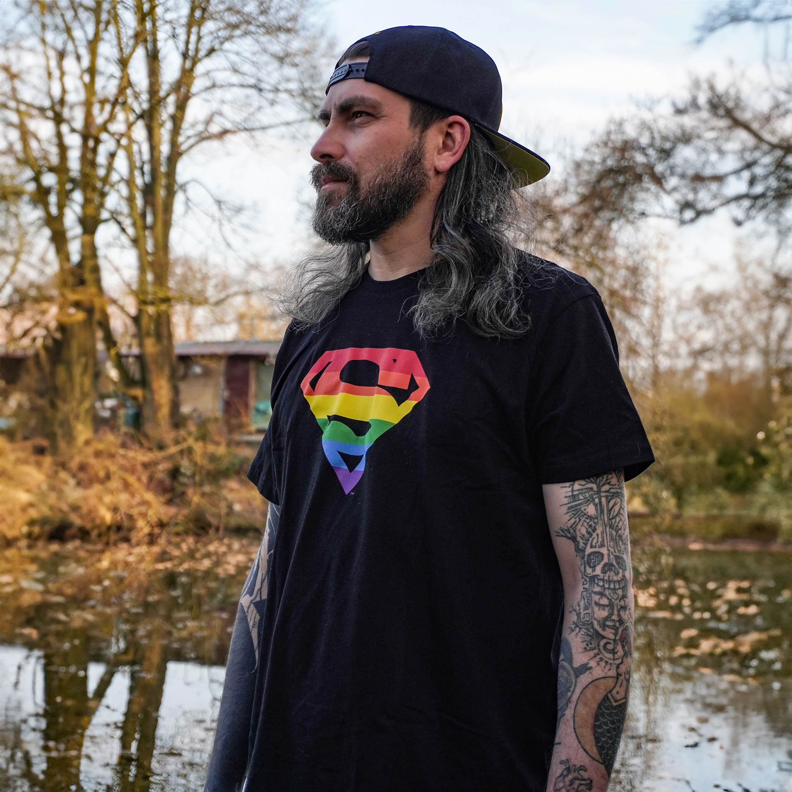 Superman - T-shirt nera con logo Pride