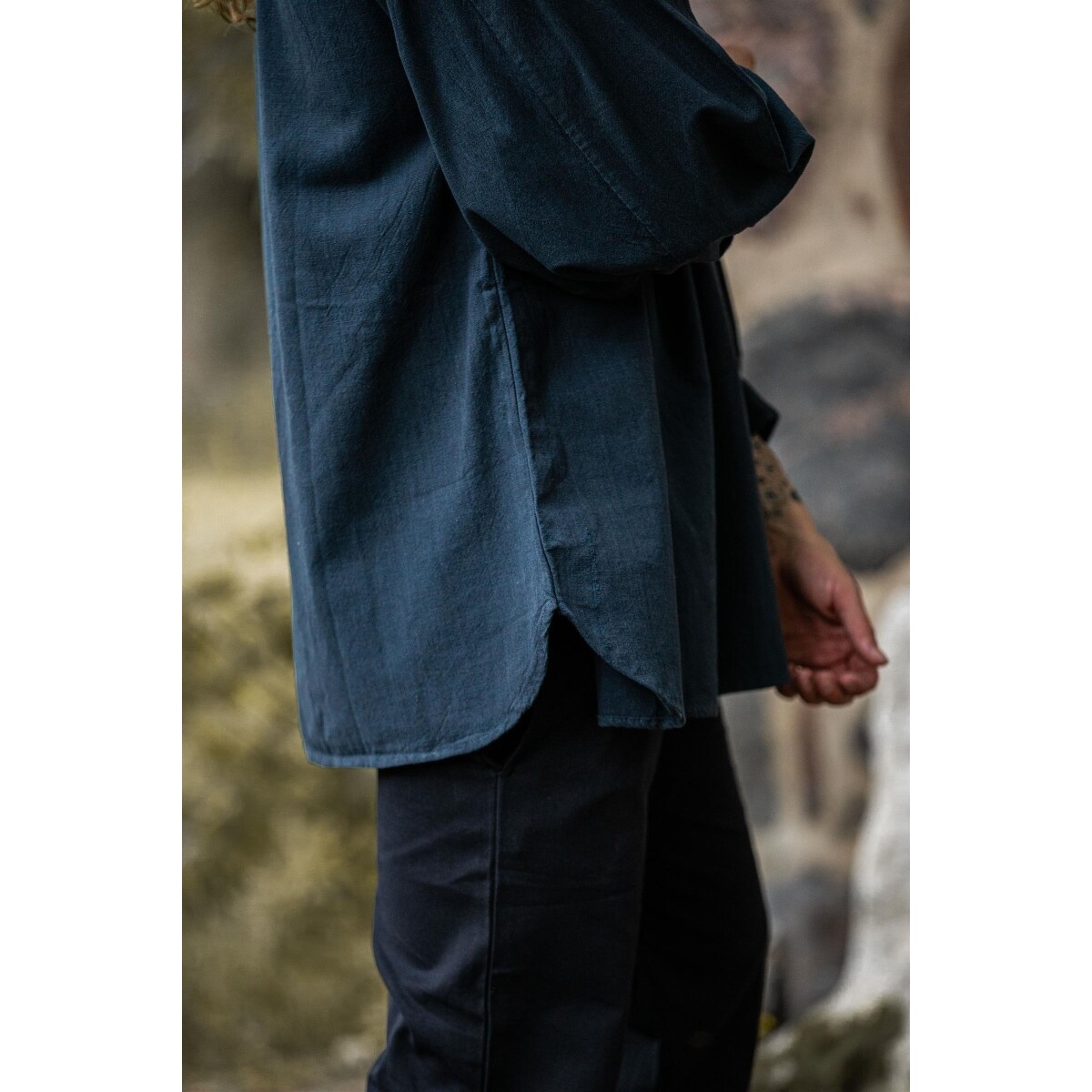 Middeleeuws overhemd met staande kraag en vetersluiting Georg blauw gemêleerd