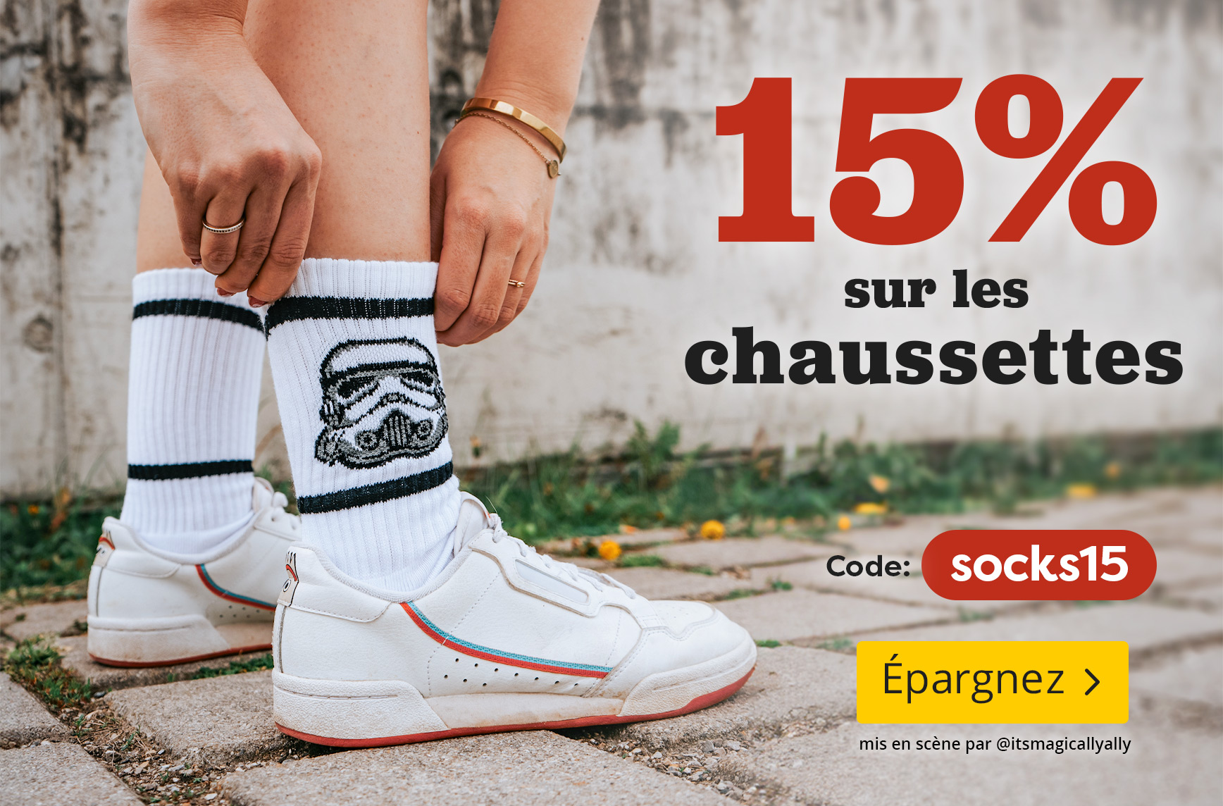15 pour cent de réduction sur les chaussettes avec le code socks15. Personne portant des chaussettes blanches motif Stormtrooper et des baskets, bouton « Profiter maintenant ».