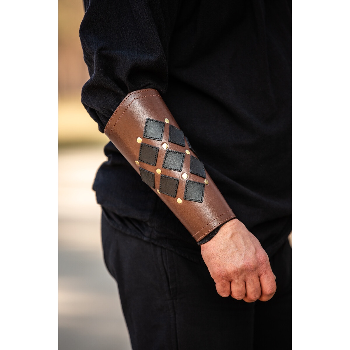 Medeltida läderarmskena Orm brun-svart