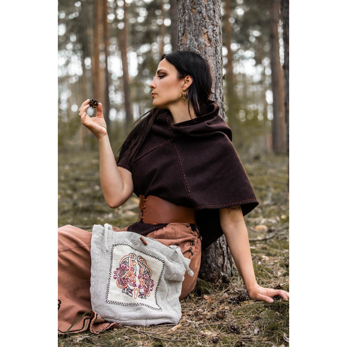 Medeltida axelväska Tora med broderi beige