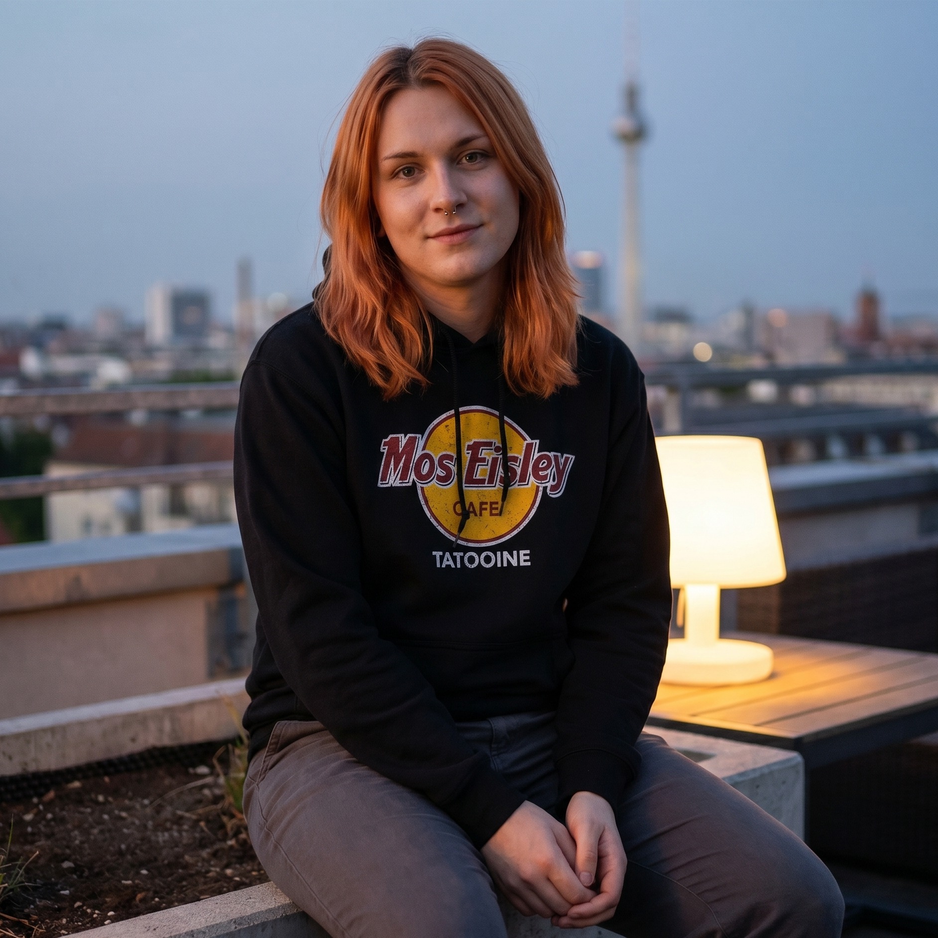 Sudadera con capucha Mos Eisley Cafe para fans de Star Wars negro