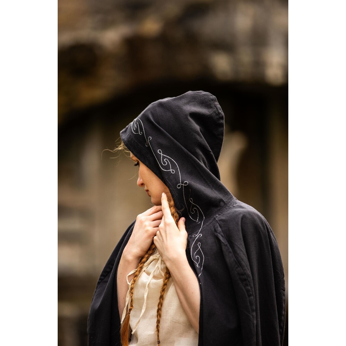 Capa medieval con bordado Erna negra