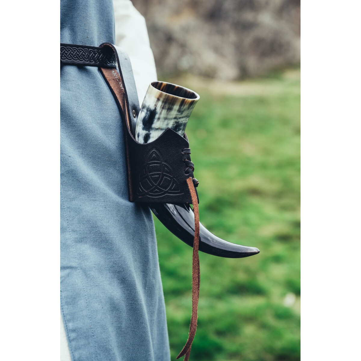 Medeltida läderhållare för dryckeshorn med keltiska knutar
