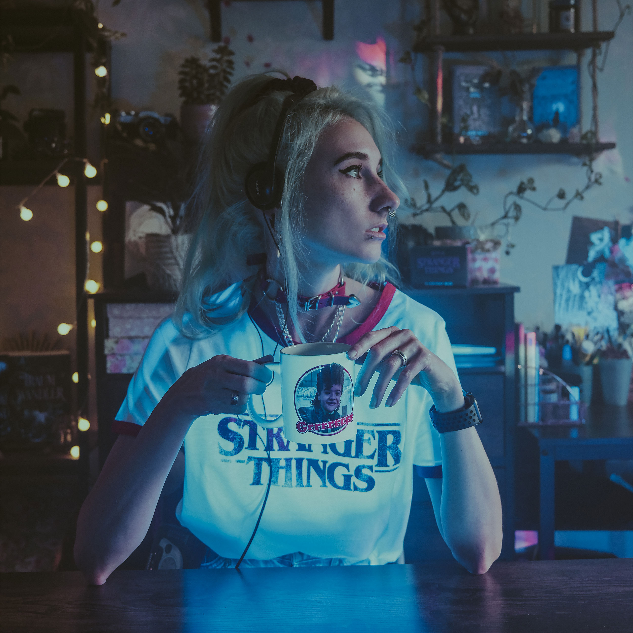 Stranger Things - Crop Top blanc avec logo vieilli