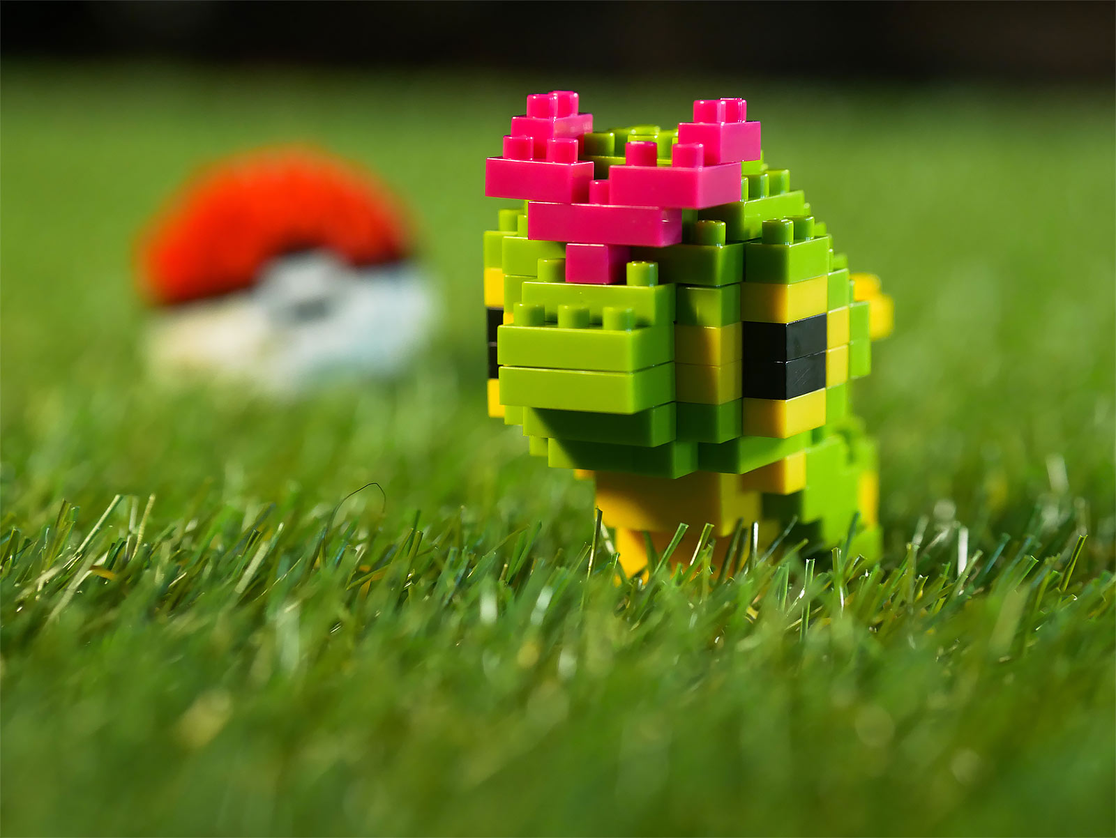 Pokemon - Rupsje met Pokeball nanoblock Mini Bouwfiguren Set