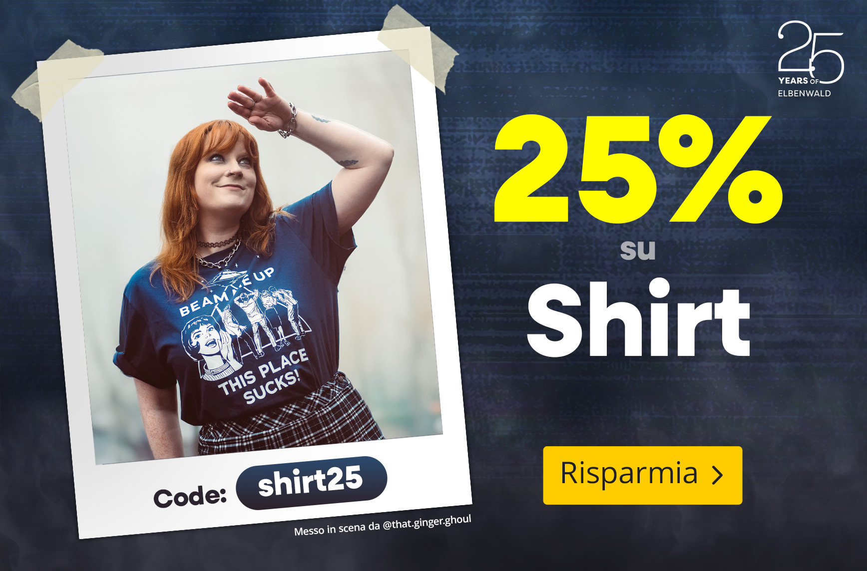Donna con t-shirt blu “Beam me up – this place sucks” in un riquadro stile polaroid. Testo: 25% di sconto sulle magliette, codice shirt25, Risparmia.