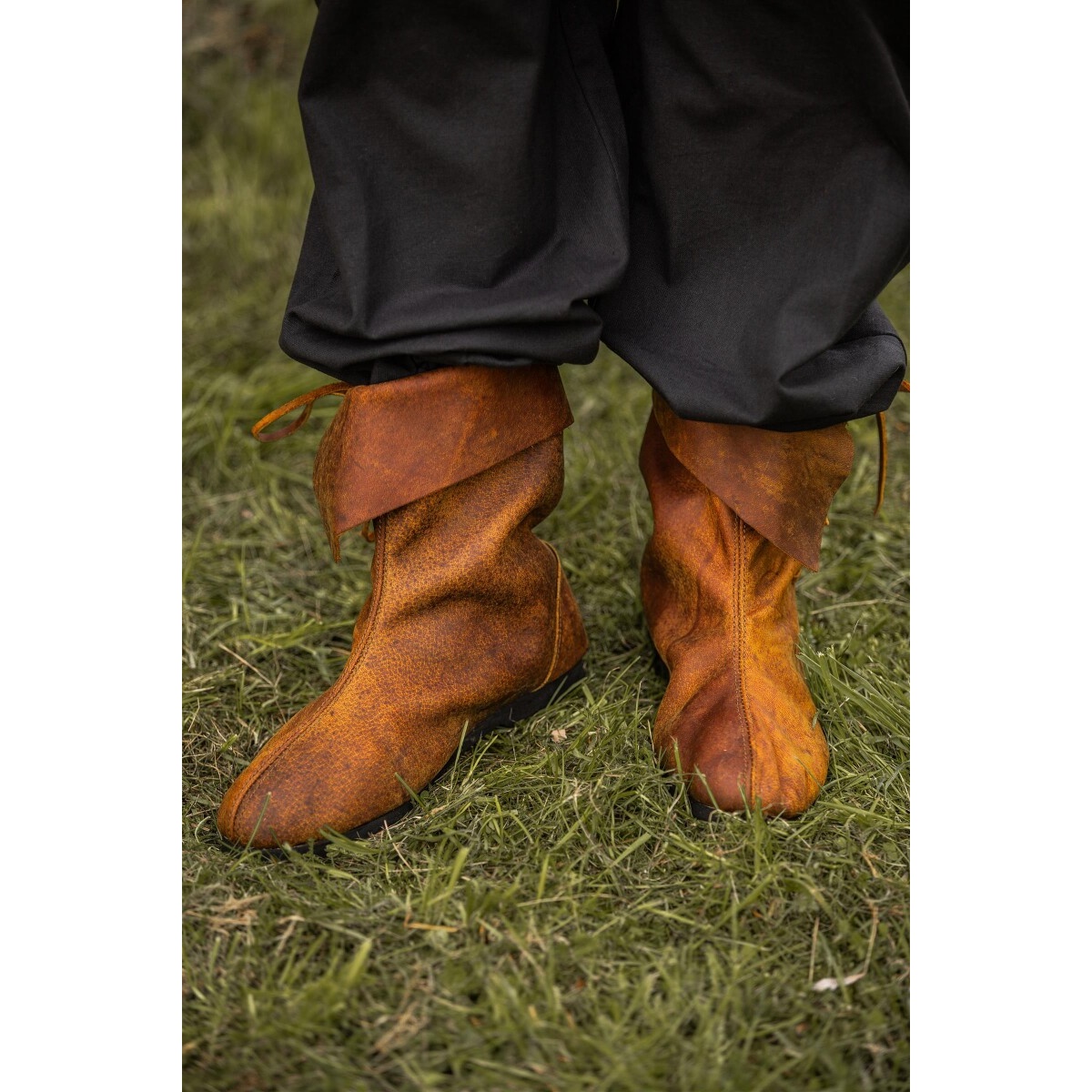 Stivali medievali con risvolto in pelle nabuk marrone