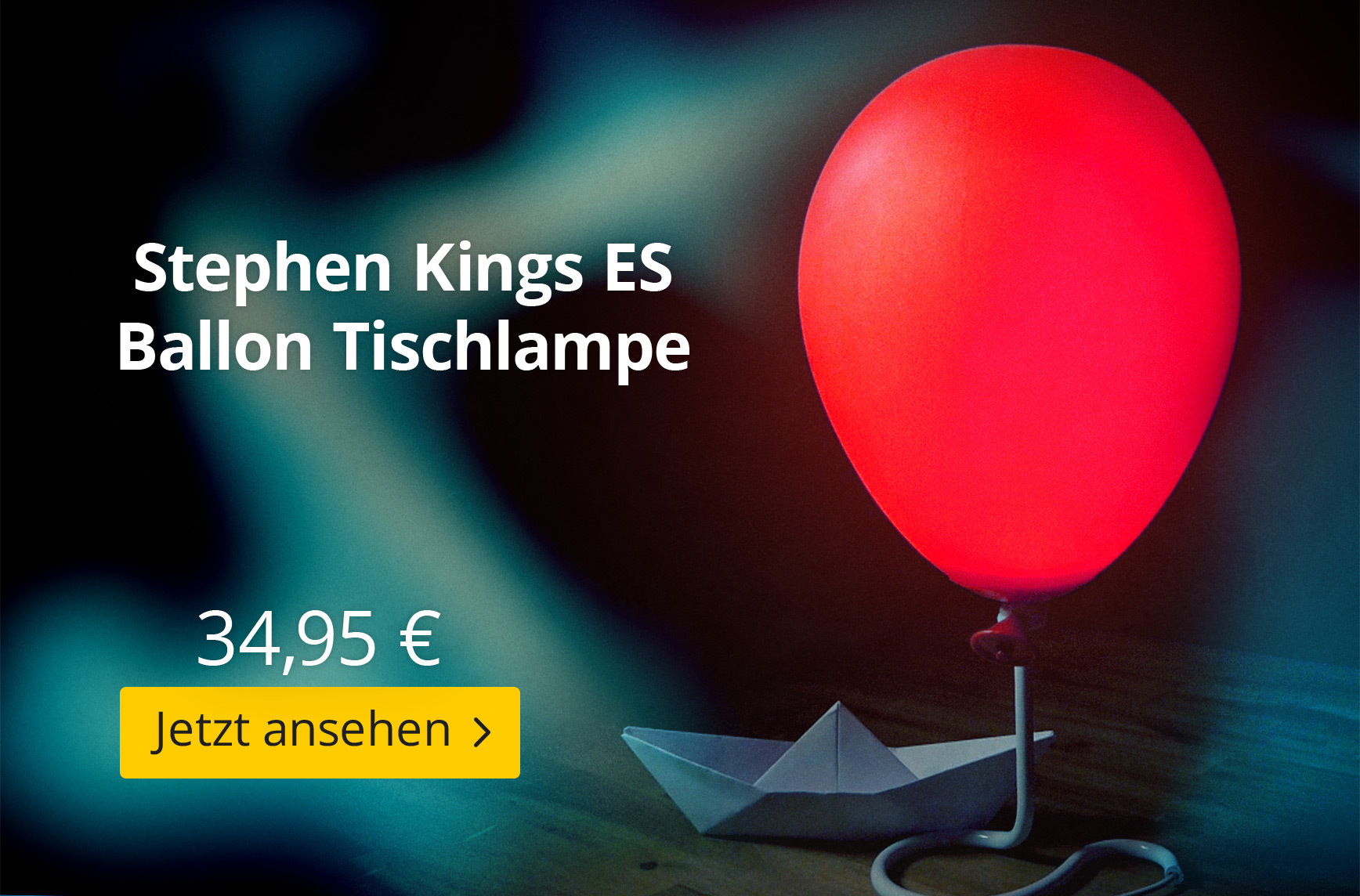 Rote Ballon-Tischlampe inspiriert von Stephen Kings ES leuchtet auf einem dunklen Tisch neben einem gefalteten Papierboot. Text: „Stephen Kings ES Ballon Tischlampe, 34,95 €, Jetzt ansehen“.