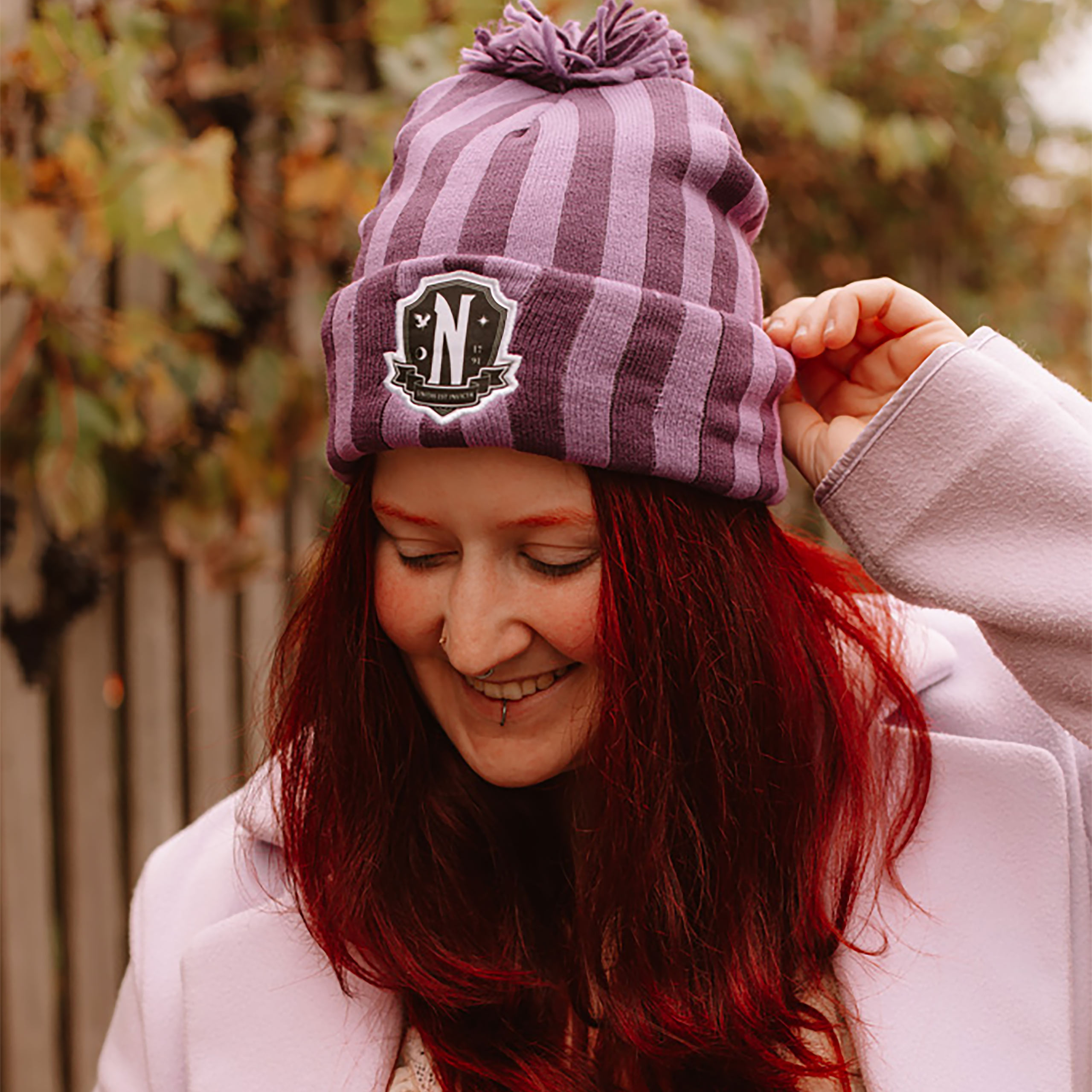 Wednesday - Bonnet à pompon logo Nevermore