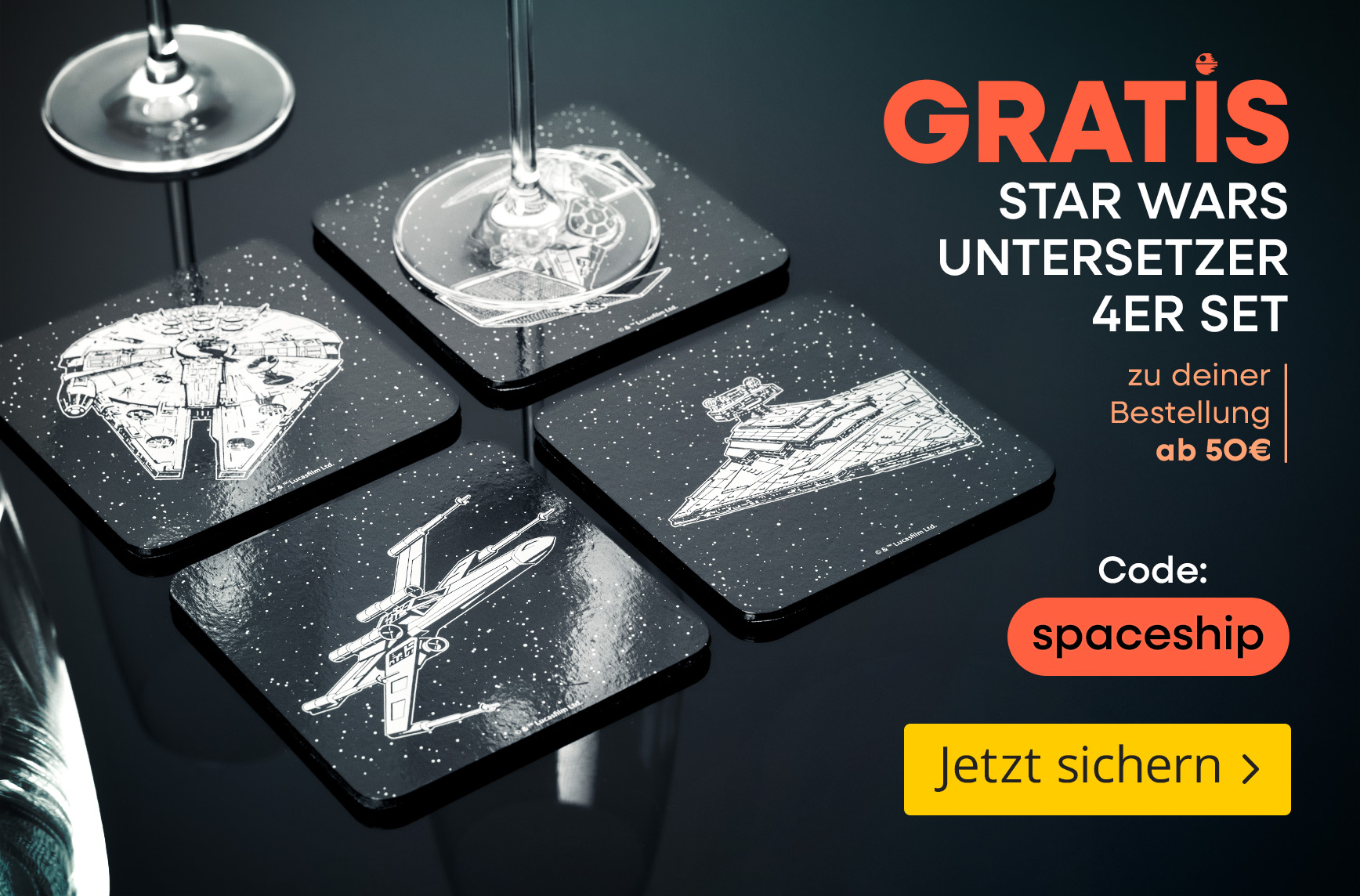 Vier Star Wars Untersetzer mit Raumschiff-Motiven neben Gläsern auf dunkler Oberfläche, Aktion: gratis 4er Set ab 50 € Bestellwert mit Code „spaceship“, Button „Jetzt sichern“.