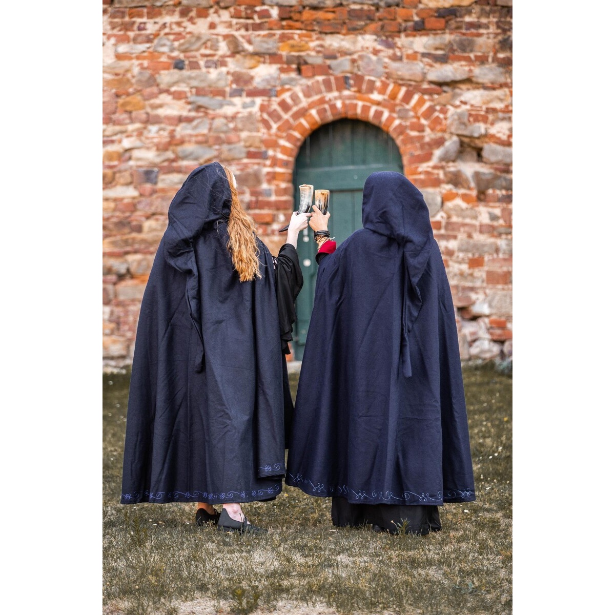 Mantello medievale con ricamo e fibbia Gesa