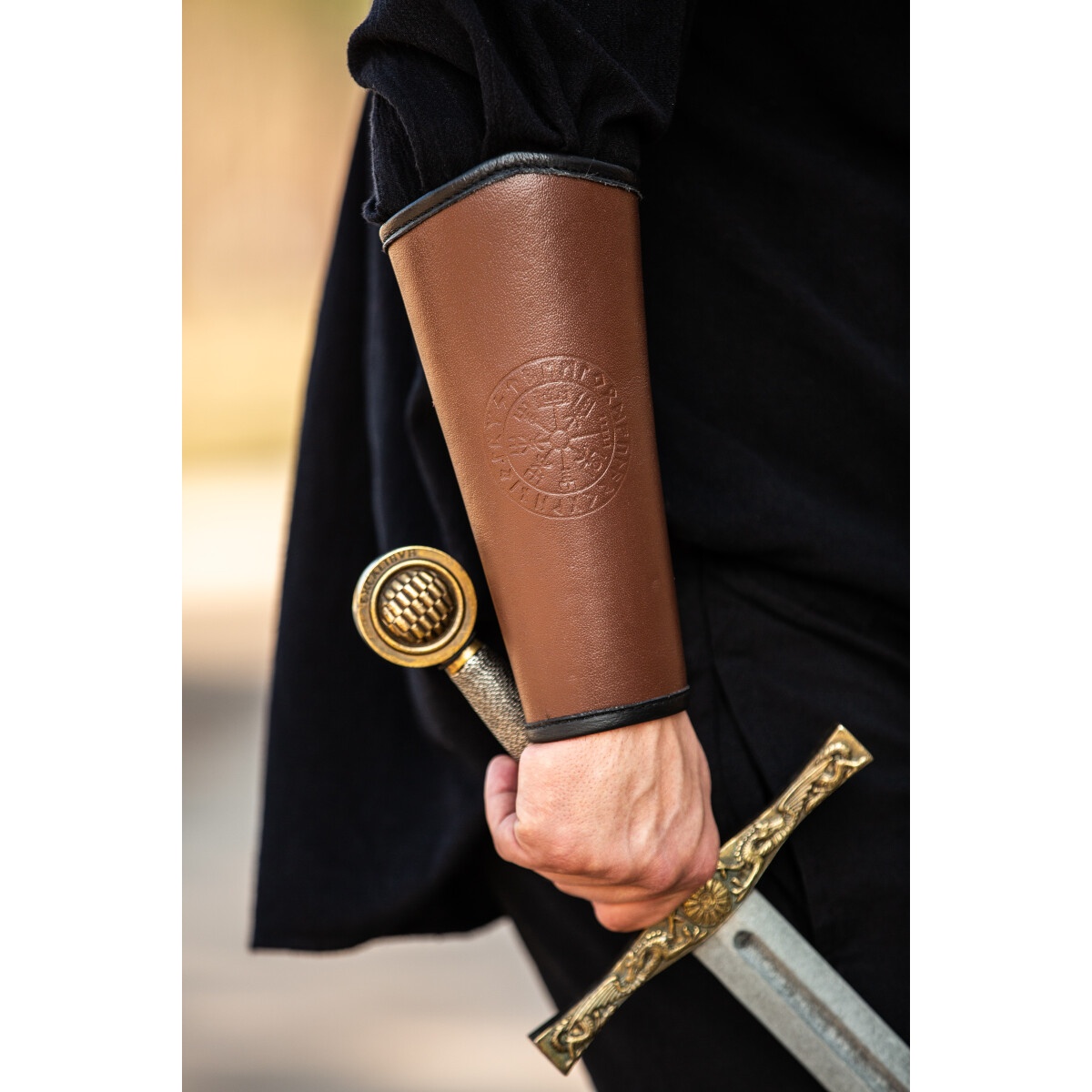 Mittelalter Lederarmschiene Ottar mit Vegvisir-Prägung braun