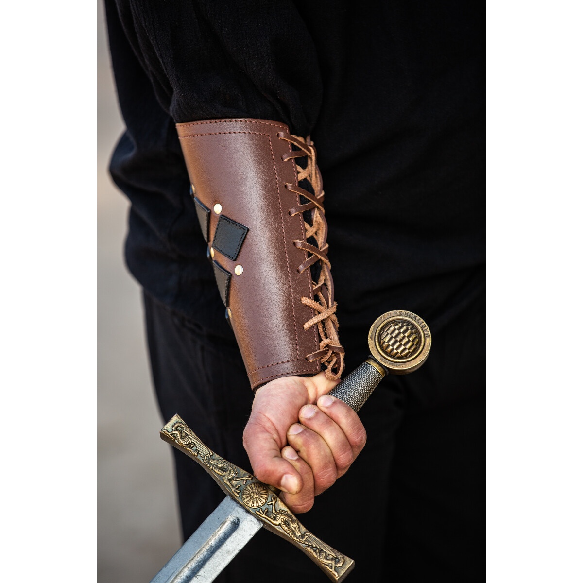 Medeltida läderarmskena Orm brun-svart