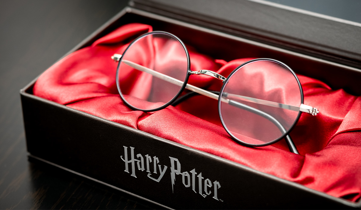 Harry Potter glasses in a gift box with red fabric – symbolic image for the debate around selling Harry Potter merchandise.