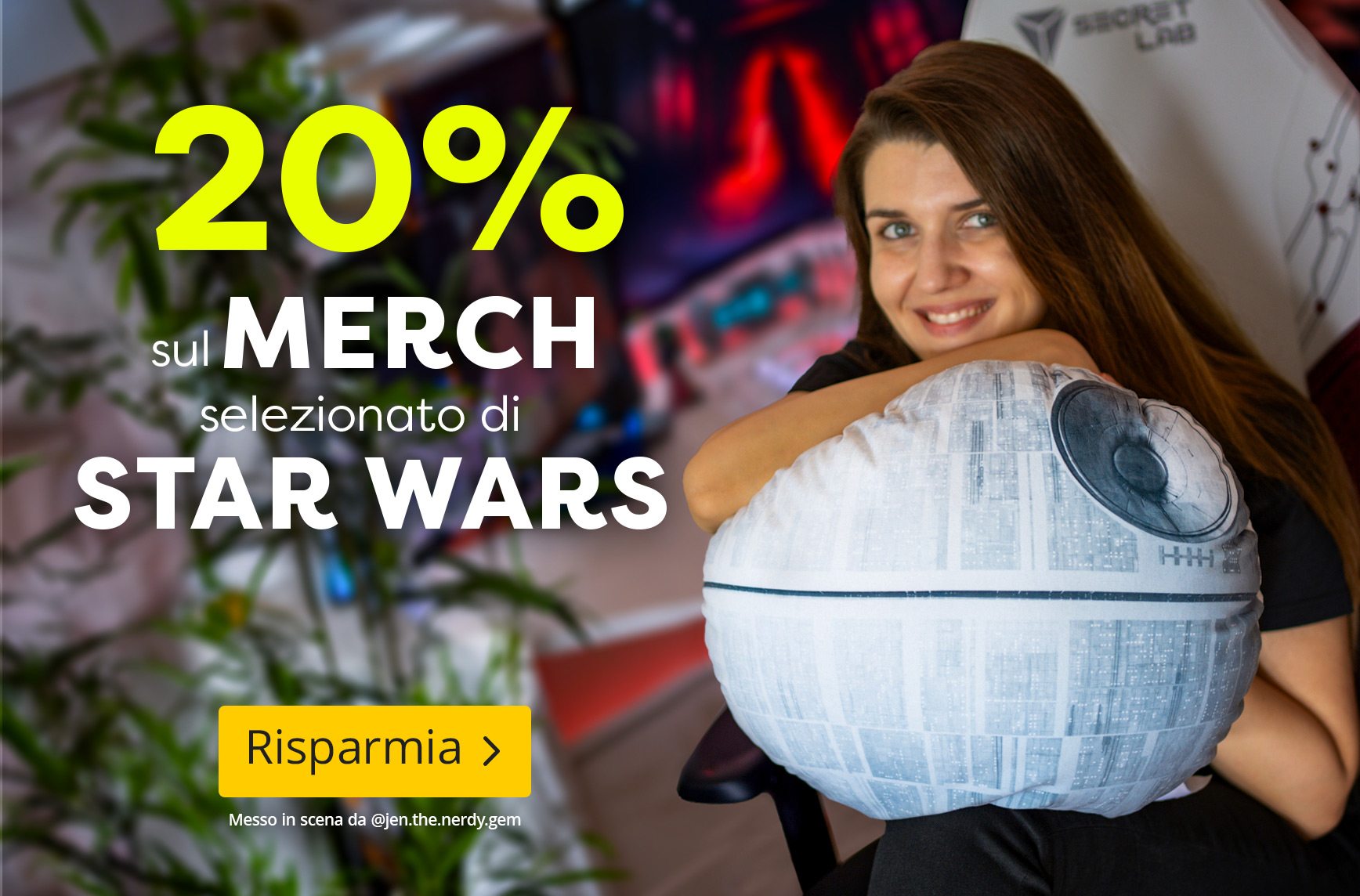 Persona con lunghi capelli castani seduta su una sedia da gaming che tiene un cuscino rotondo a forma di Morte Nera di Star Wars. Testo: “20% di sconto su articoli Star Wars selezionati, Risparmia”.