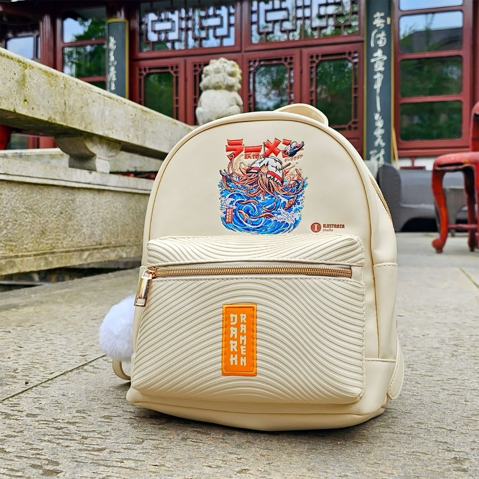 Ilustrata - Dark Ramen Rucksack mit Pom Pom Anhänger beige