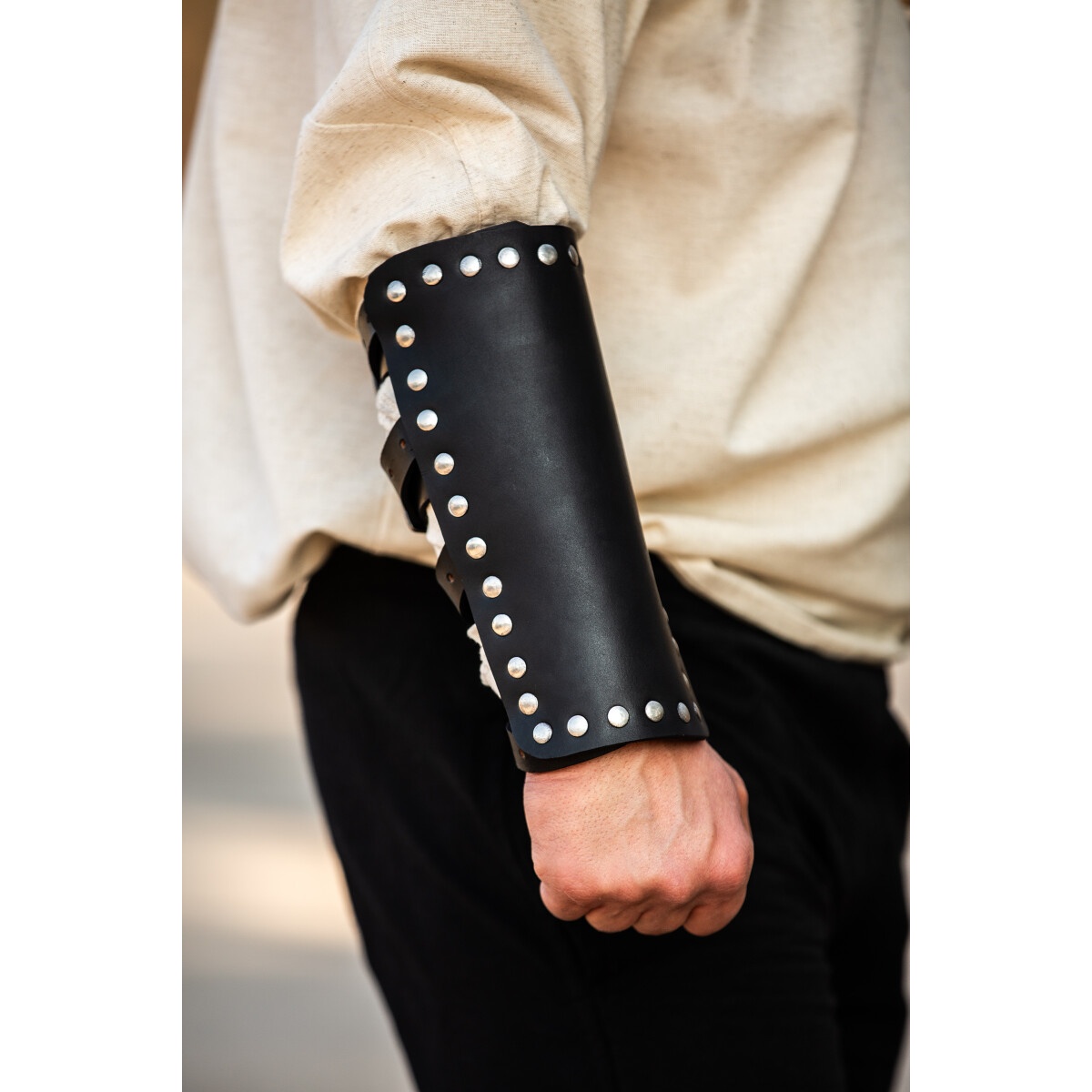 Medeltida läderarmskena Mar svart