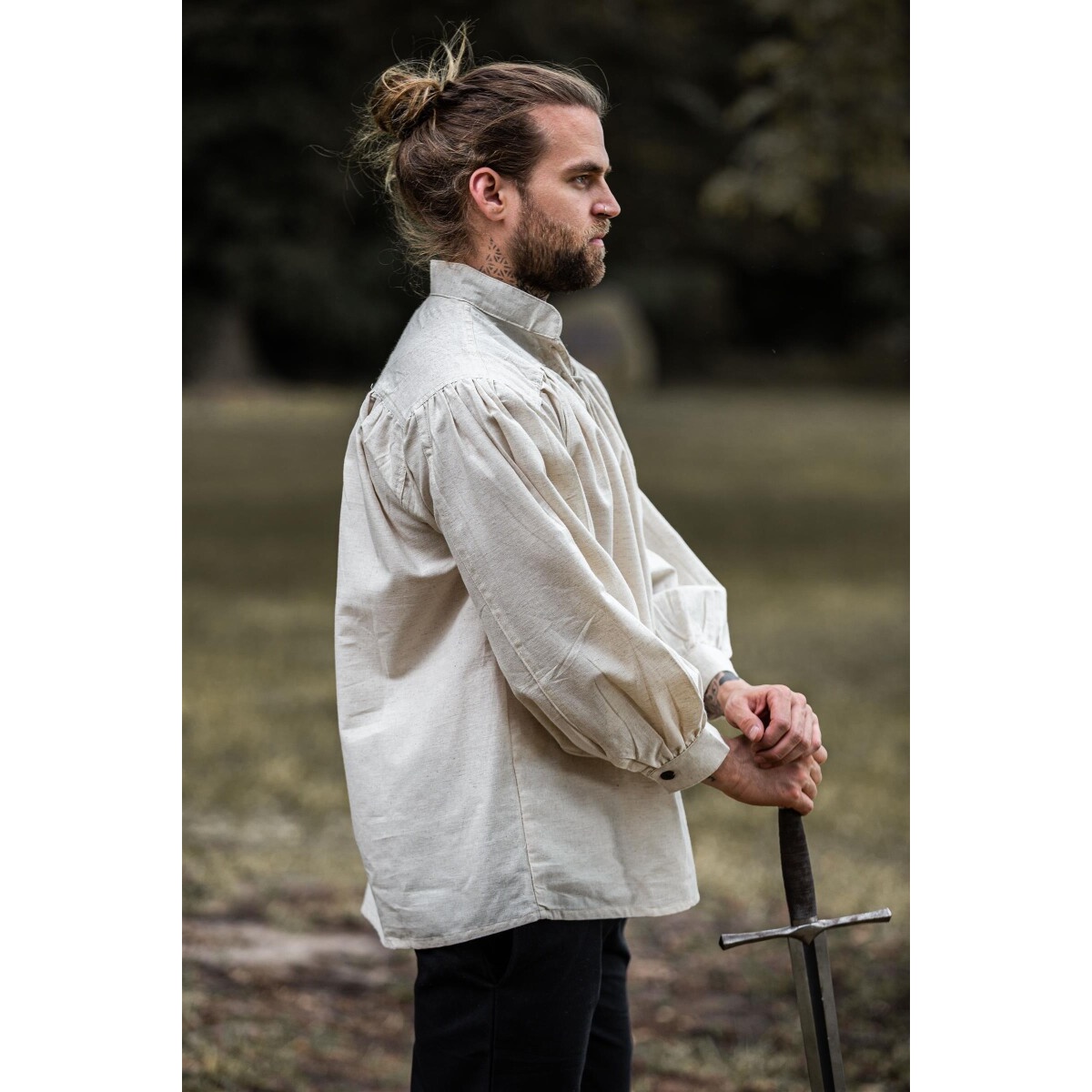 Camisa medieval con cuello alto y cordones Bruno beige