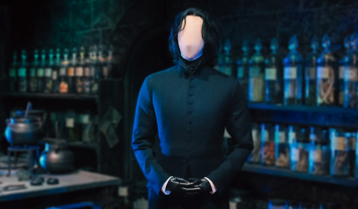 snape-titelbild Schwarz gekleidete, gesichtslose Snape-Figur in einem Zaubertrank-Klassenzimmer mit Regalen voller Zutatenfläschchen – düstere, magische Atmosphäre.