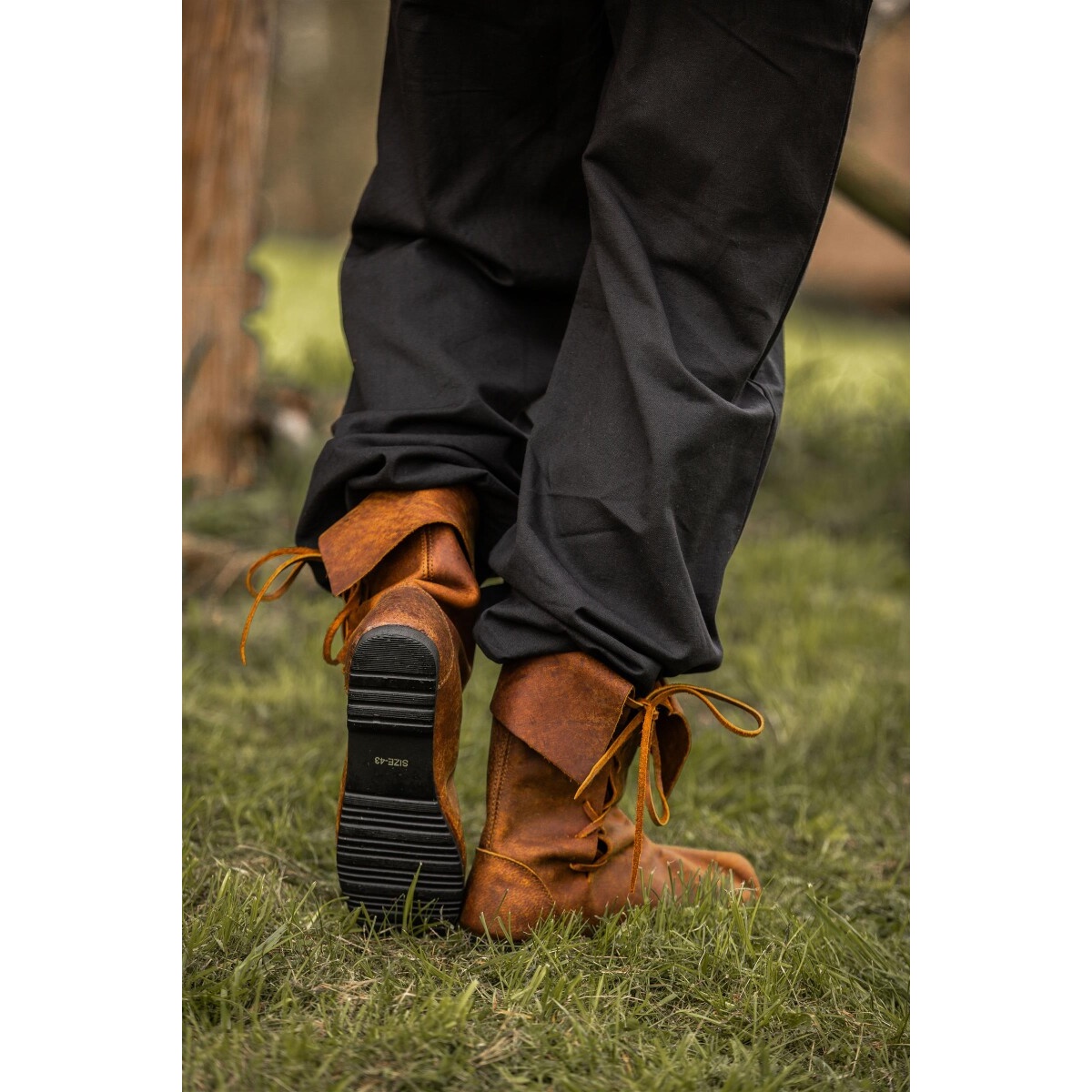 Stivali medievali con risvolto in pelle nabuk marrone