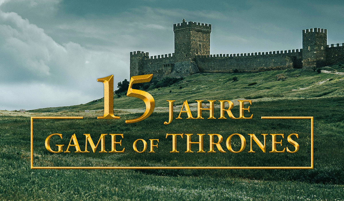 Burg auf einem Hügel in grüner Landschaft mit Text „Game of Thrones at 15“ im goldenen Stil.