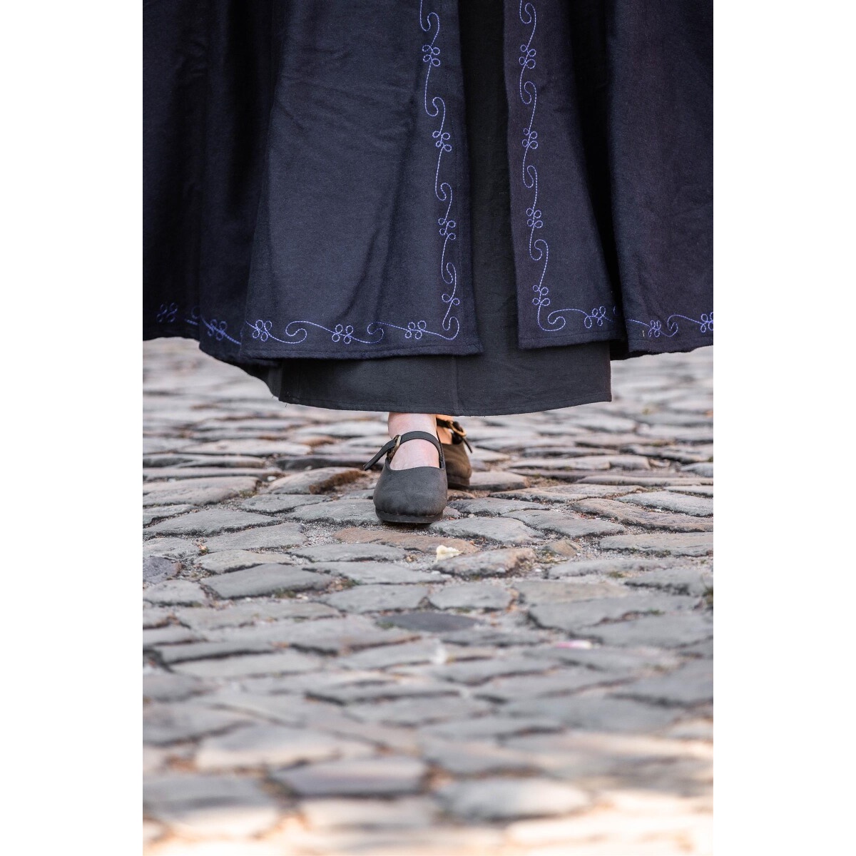 Mantello medievale con ricamo e fibbia Gesa