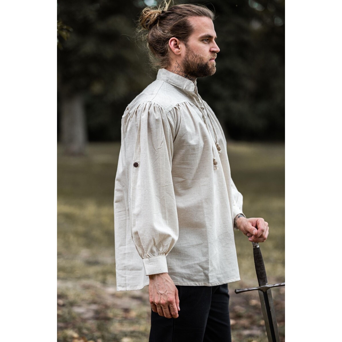 Camisa medieval con cuello alto y cordones Bruno beige