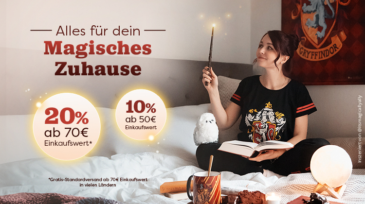Frau im Gryffindor-Pyjama sitzt gemütlich auf dem Bett, hält einen leuchtenden Zauberstab und liest ein Buch. Auf dem Bett stehen eine Eulenfigur, eine Gryffindor-Tasse und magische Deko. Text: „Alles für dein magisches Zuhause, 20 % ab 70 € Einkaufswert,