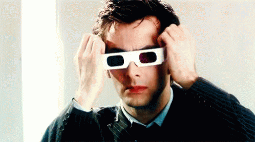 Der zehnte Doctor nimmt die 3D-Brille ab und guckt erstaunt