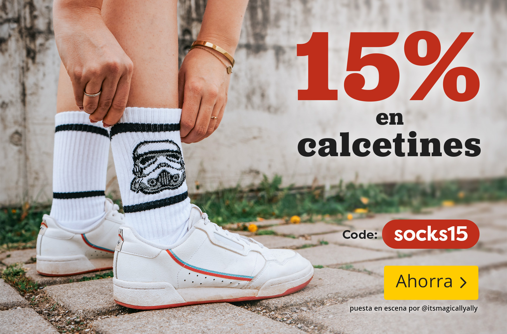 15 por ciento de descuento en calcetines con el código socks15. Persona con calcetines blancos con diseño Stormtrooper y zapatillas, botón « Aprovechar ahora ».