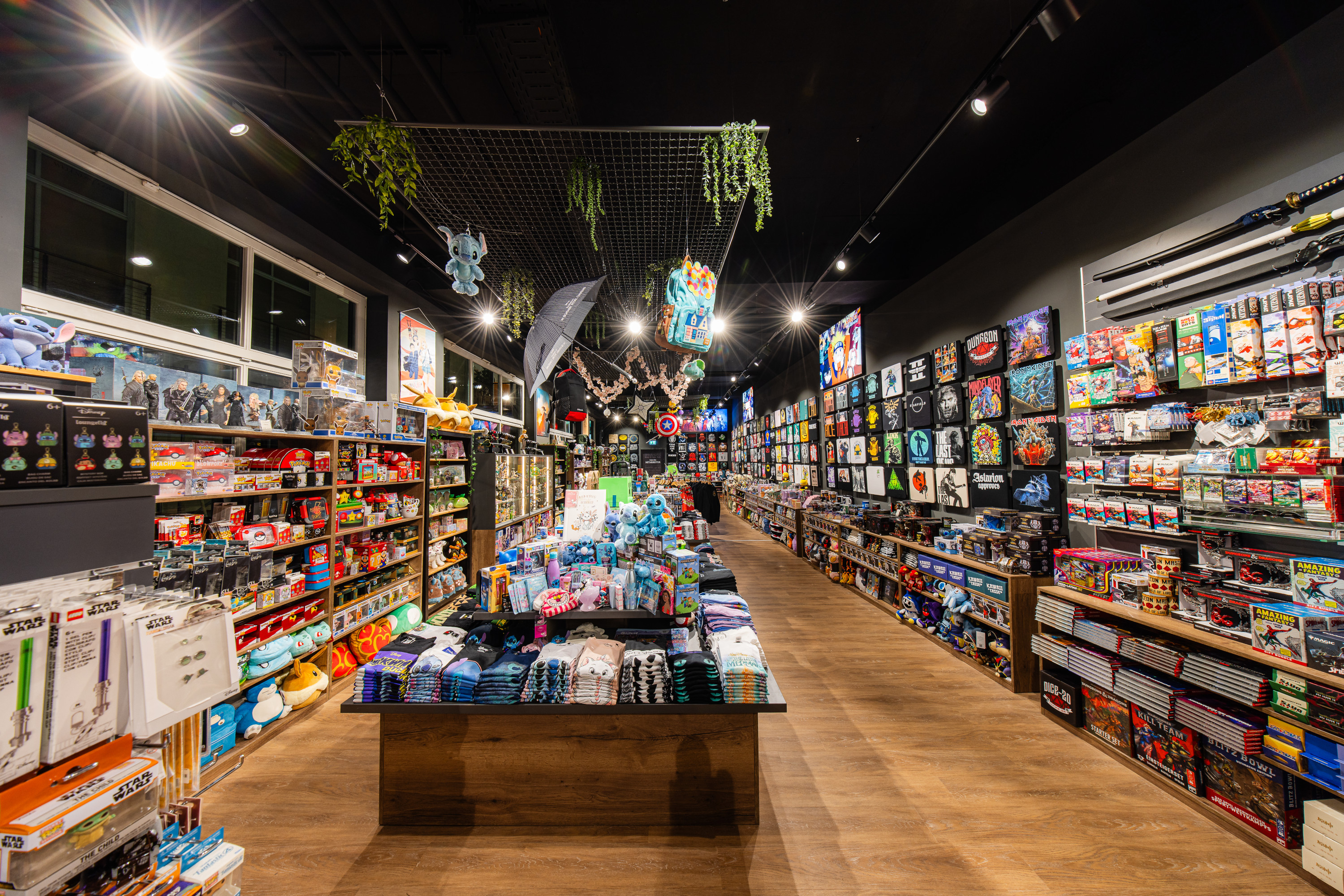 Vista interna del nuovo negozio Elbenwald con scaffali pieni di merchandise.