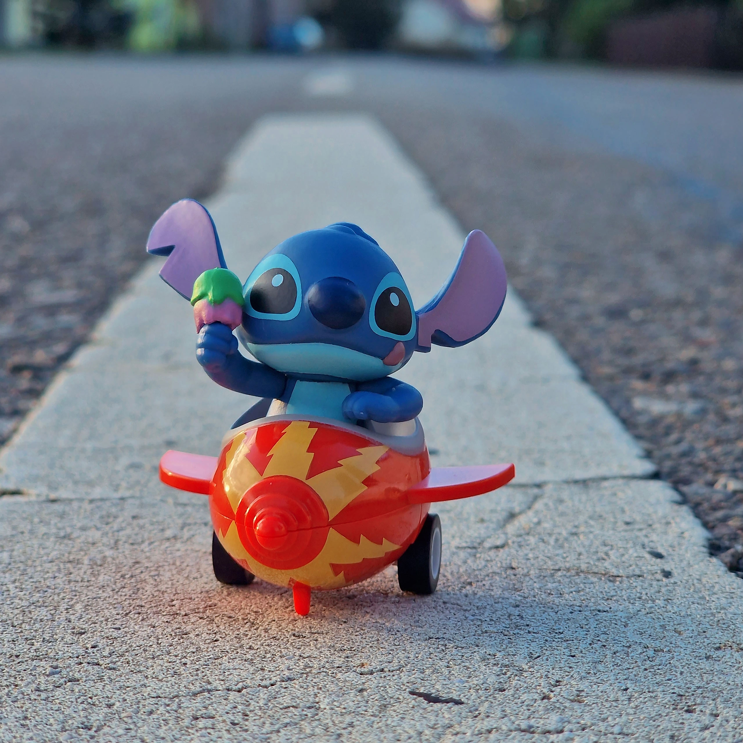 Lilo & Stitch - Voiture à rétrofriction mystère avec figurine Stitch
