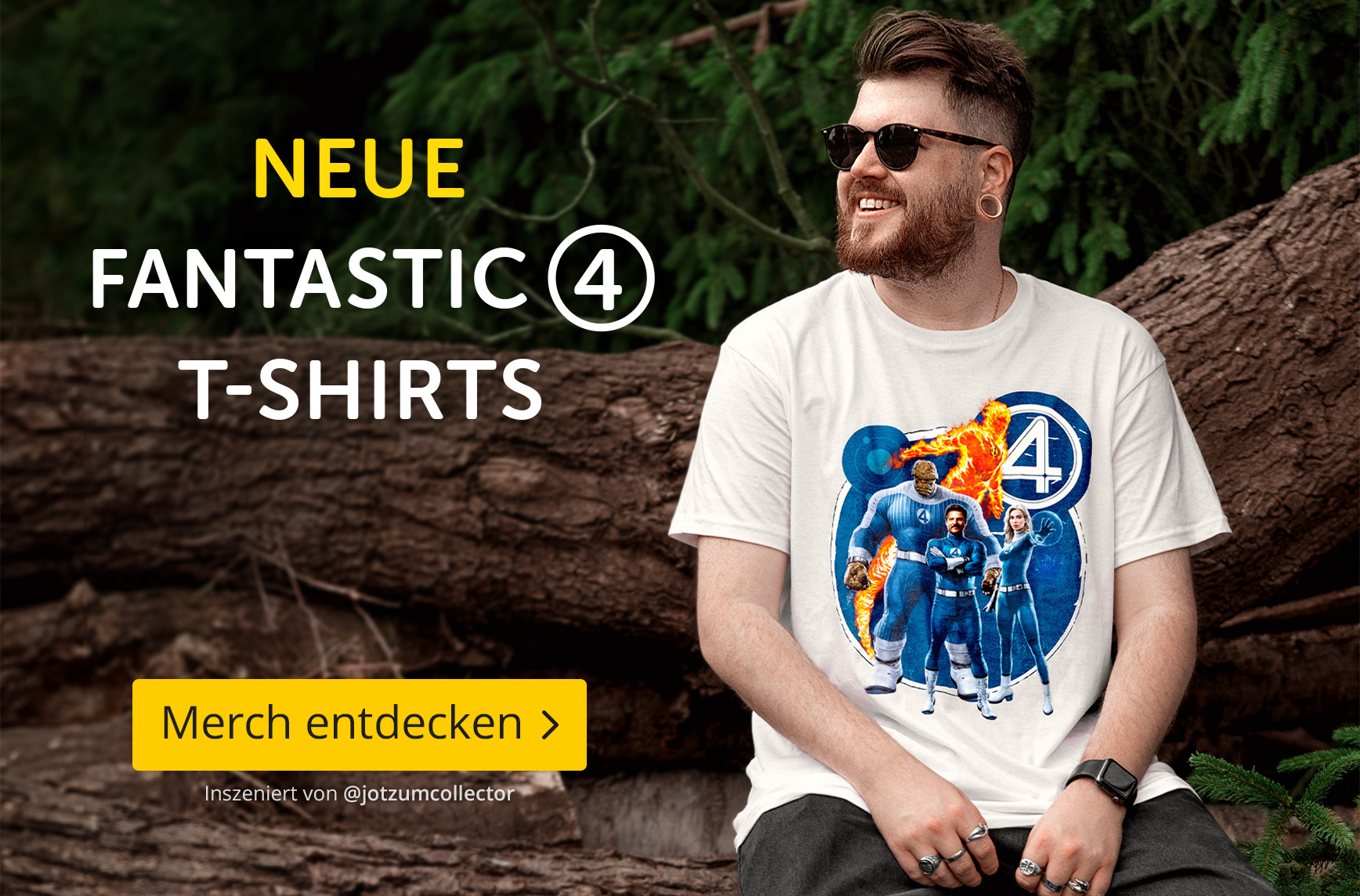 Mann mit Sonnenbrille sitzt vor einem Baumstamm und trägt ein Fantastic Four T-Shirt mit allen vier Helden: Mr. Fantastic, Invisible Woman, Human Torch und The Thing. Text: Neue Fantastic 4 T-Shirts, Merch entdecken, inszeniert von @jotzumcollector.