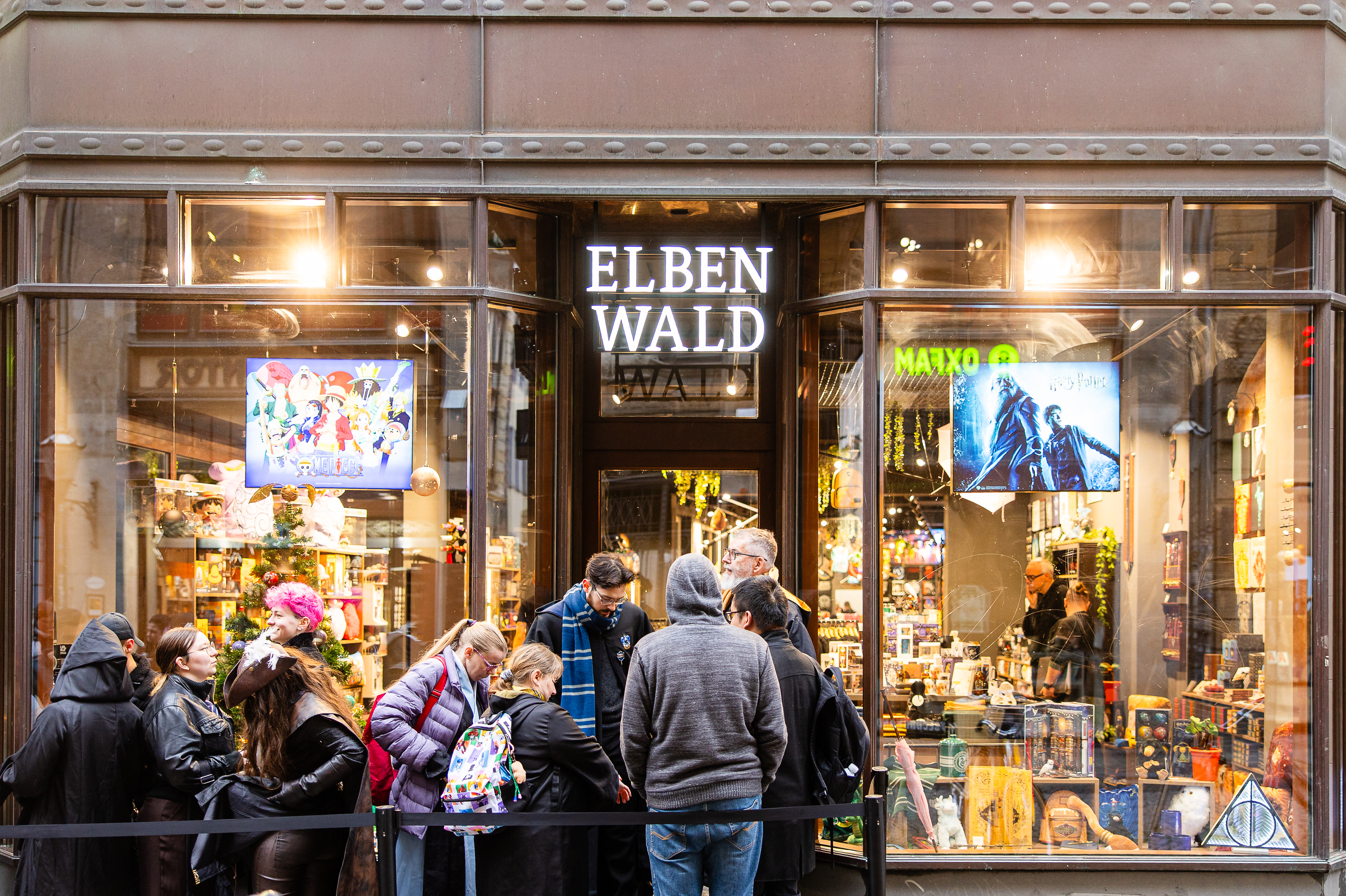 Primo piano dell’ingresso con fan in cosplay in attesa.
