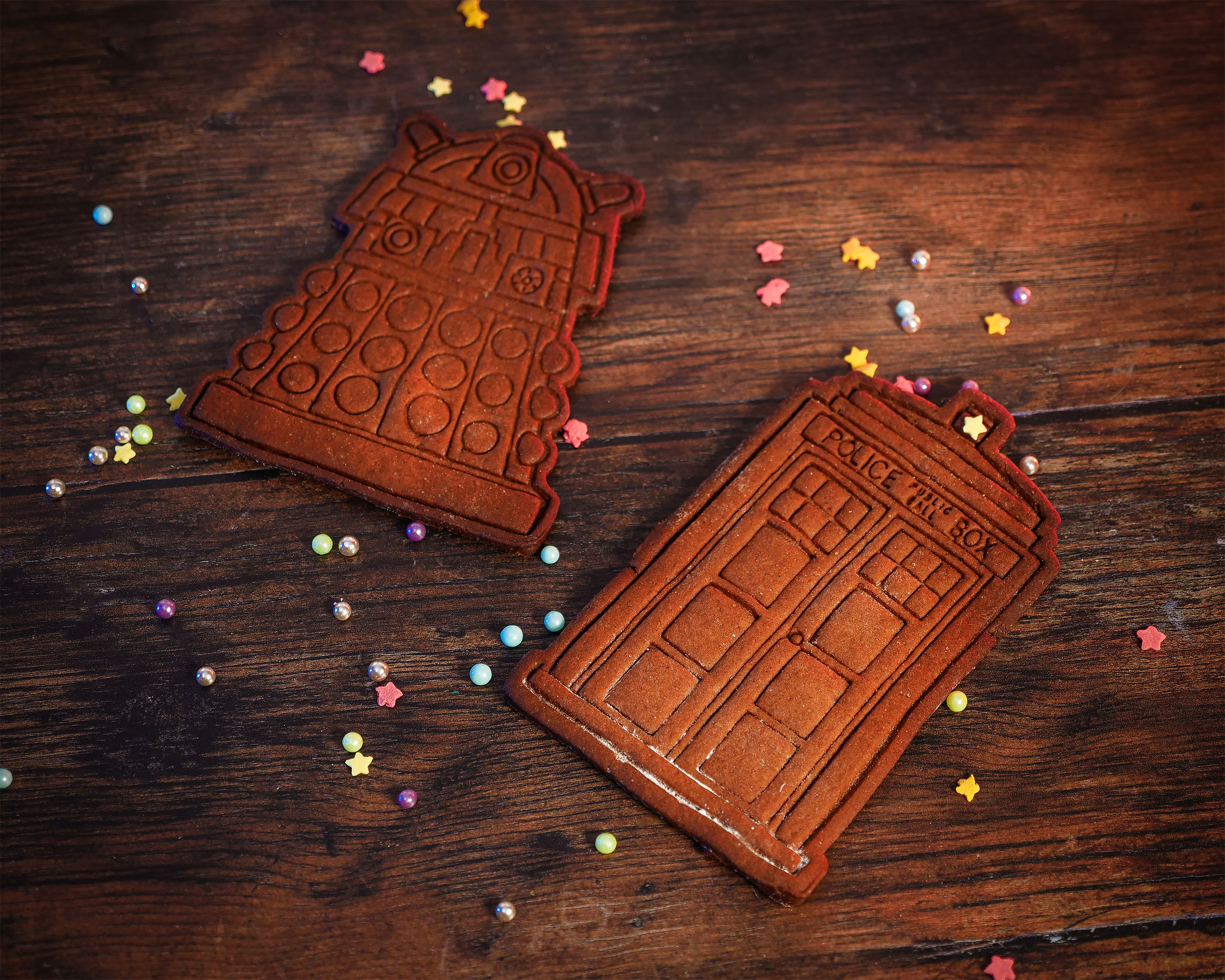 Doctor Who - Boîte à biscuits Tardis et Dalek avec emporte-pièces et tablier