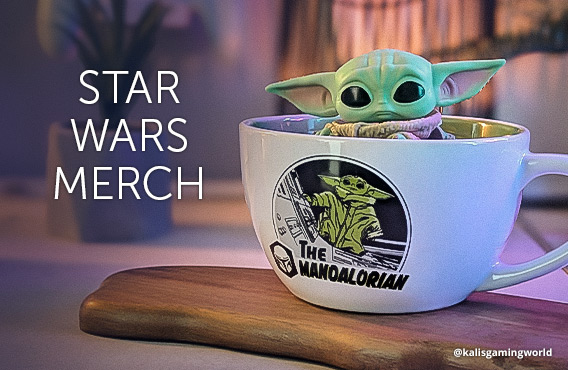 Grogu aus The Mandalorian sitzt in einer großen weißen Tasse mit Mandalorian-Motiv auf einem Holztisch. Im Hintergrund stehen eine Zimmerpflanze und warme Lichter. Text: Star Wars Merch.