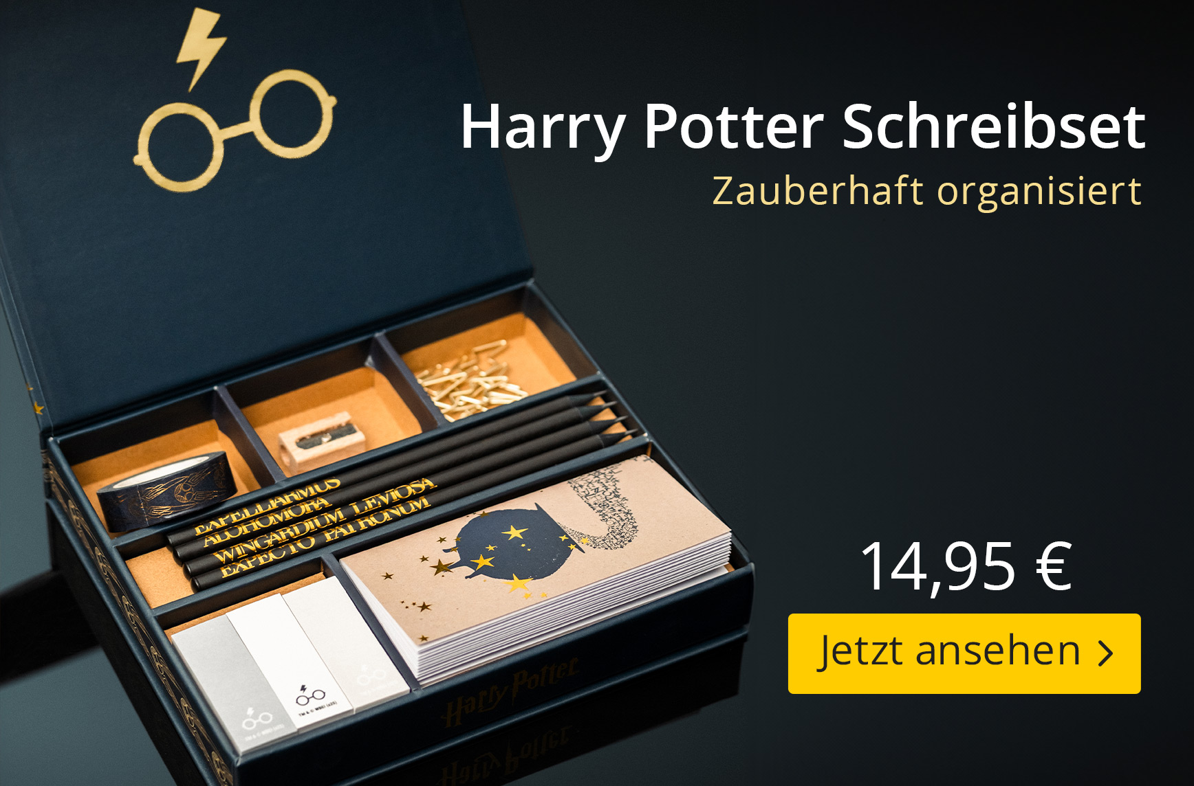 Geöffnetes Harry-Potter-Schreibset in einer dunklen Box mit Fächern für Bleistifte, Notizzettel, Büroklammern und Karten, verziert mit goldenen Symbolen wie Brille und Blitz. Text: Harry Potter Schreibset, Zauberhaft organisiert, 14,95 €, Jetzt ansehen.