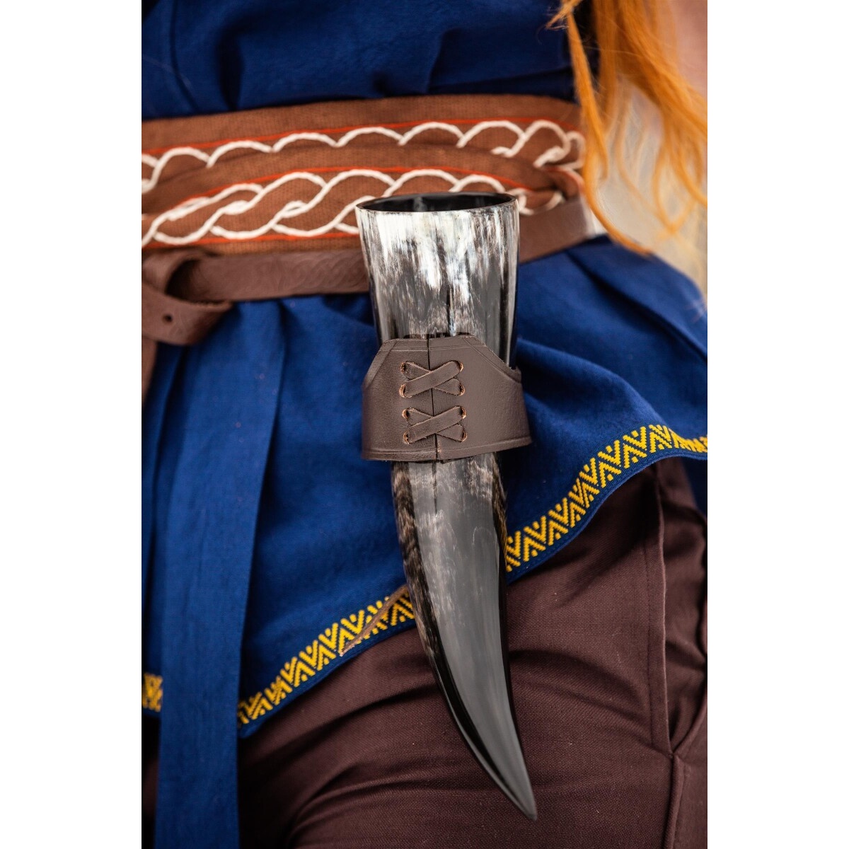 Medeltida läderhållare för dryckeshorn Hume mörkbrun