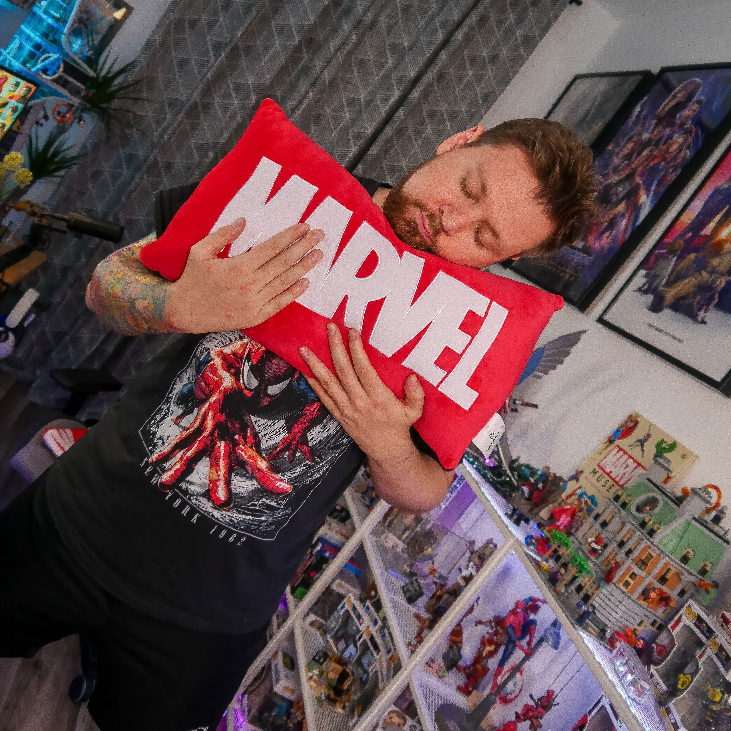 Marvel - Logo Pillow red