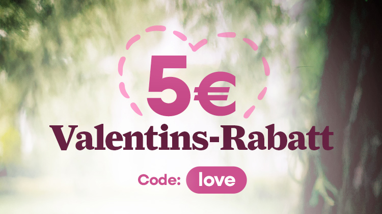 5 € Valentins-Rabatt mit Herzsymbol auf grünem, unscharfem Naturhintergrund.