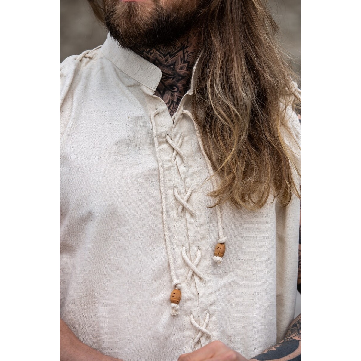 Middeleeuws veterhemd Henn mouwloos beige