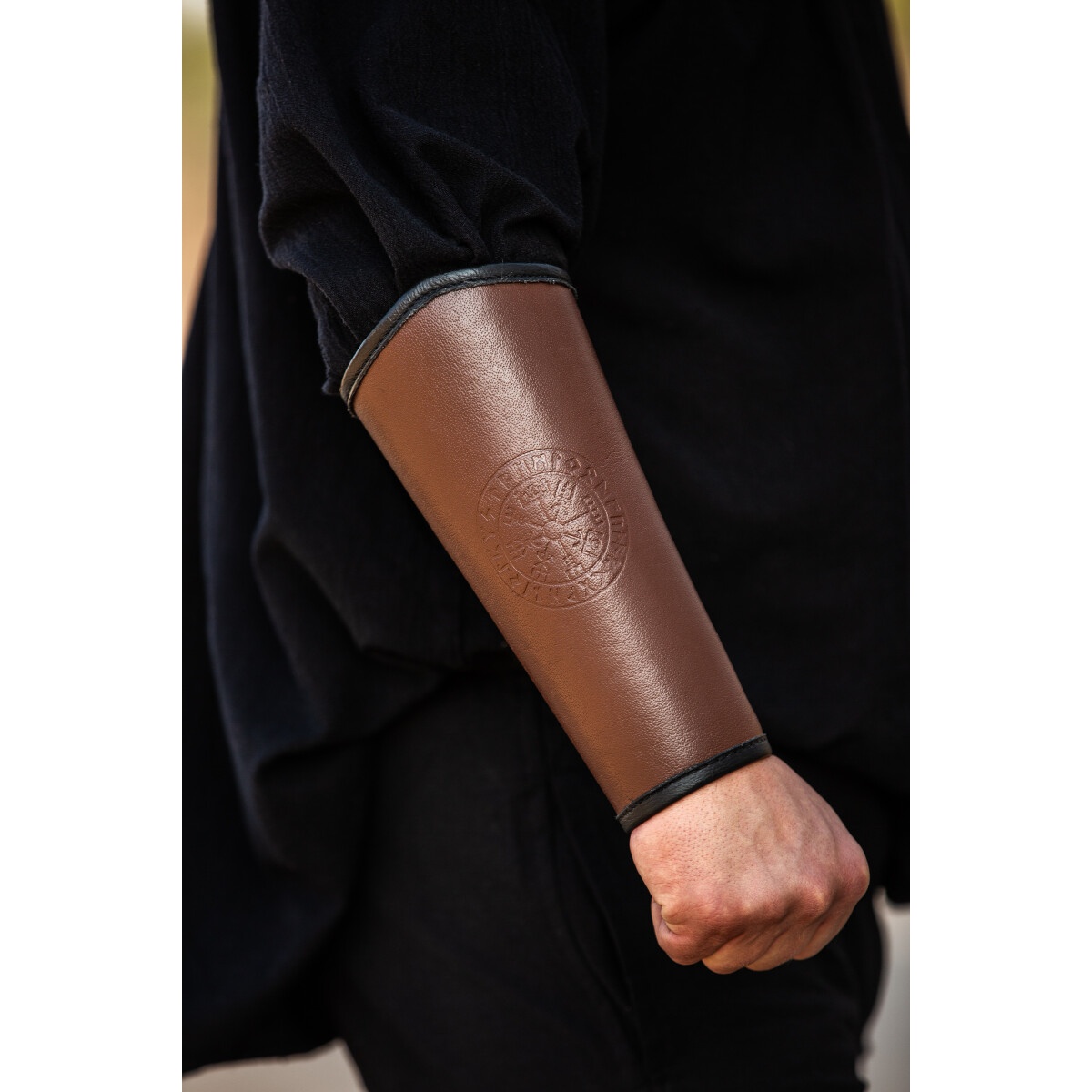 Mittelalter Lederarmschiene Ottar mit Vegvisir-Prägung braun