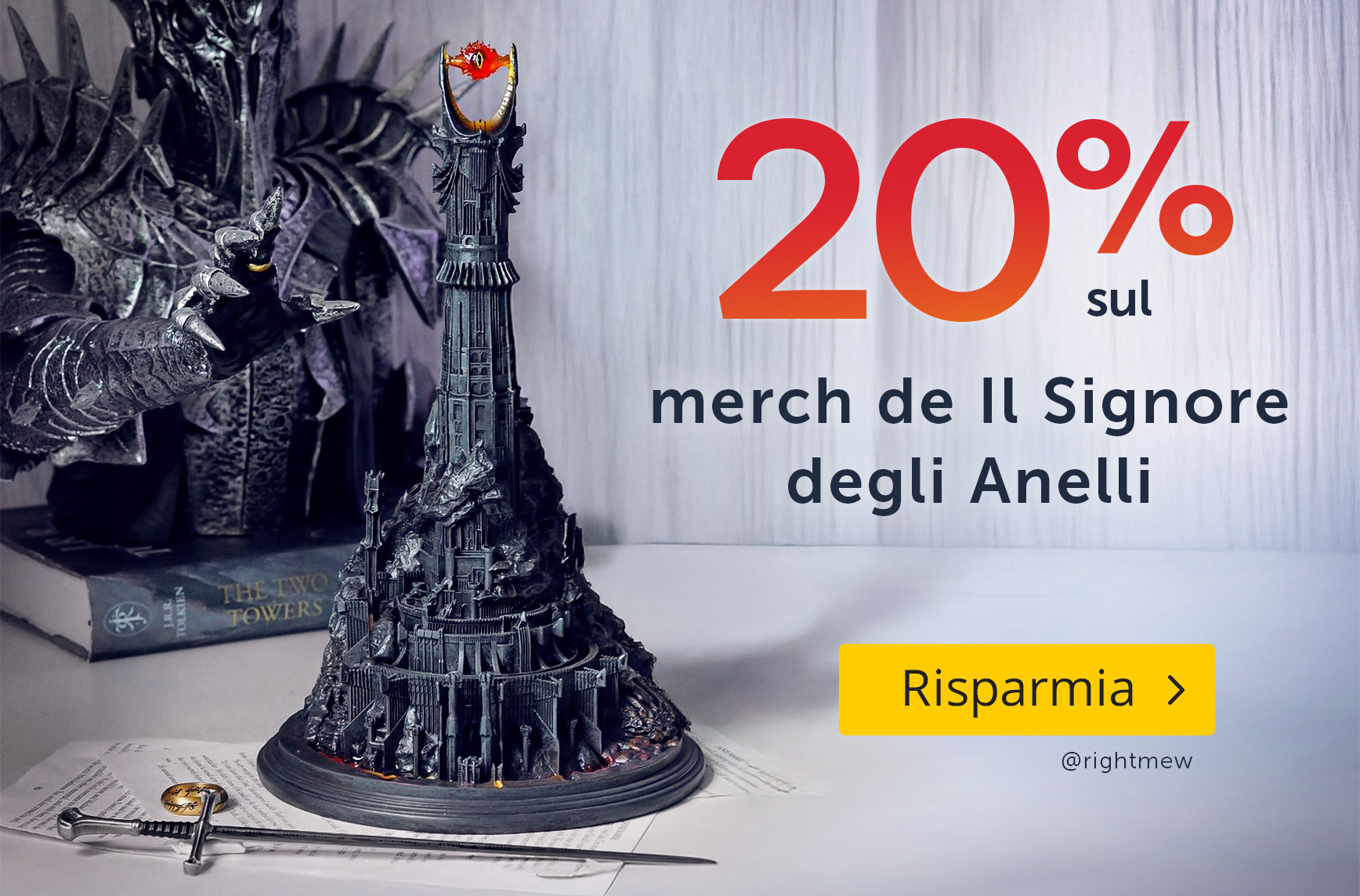 Statua di Sauron che tende la mano verso un modellino dettagliato di Barad-dûr con l'Occhio infuocato. Testo: 20 % sul merch de Il Signore degli Anelli – Risparmia. Foto: @rightmew. Grafica promozionale Elbenwald.