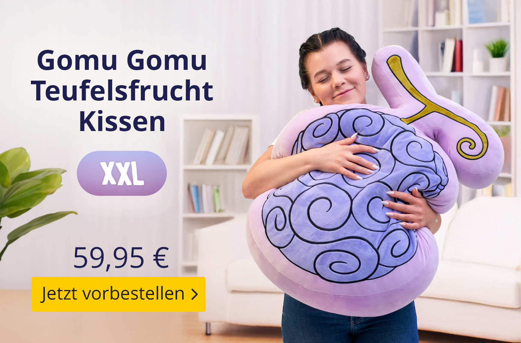 Frau umarmt zufrieden ein großes lilafarbenes Kissen in Form der Gomu-Gomu-Teufelsfrucht aus One Piece. Text: Gomu Gomu Teufelsfrucht Kissen, 59,95 €, Jetzt vorbestellen.