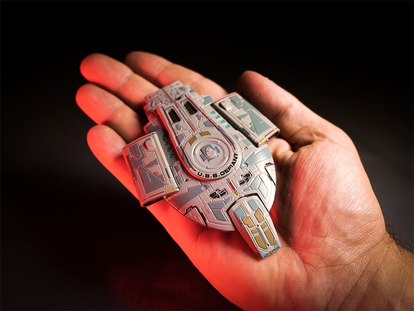 Star Trek - Vaisseau spatial U.S.S. Defiant NX-74205 Figurine de collectionneur héroïque