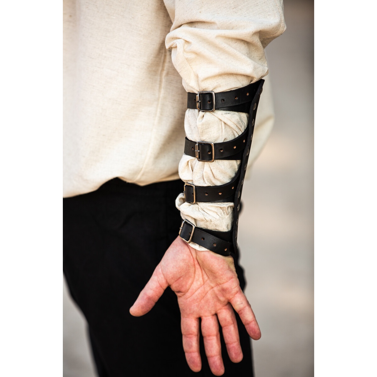 Medeltida läderarmskena Mar svart